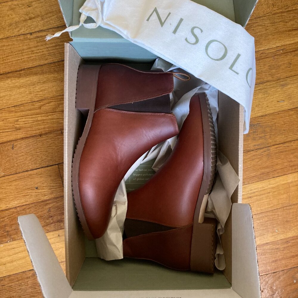 NEW IN BOX Eva Everyday Chelsea Boot Auburn Size 9